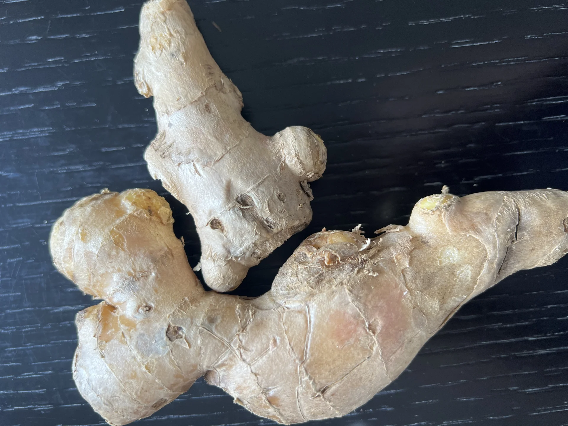 Fresh knobbly tan ginger rhizomes (the 'root' sold at market)